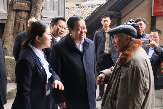 刘晓峰在太平古镇同车盛寅老人亲切交谈.JPG