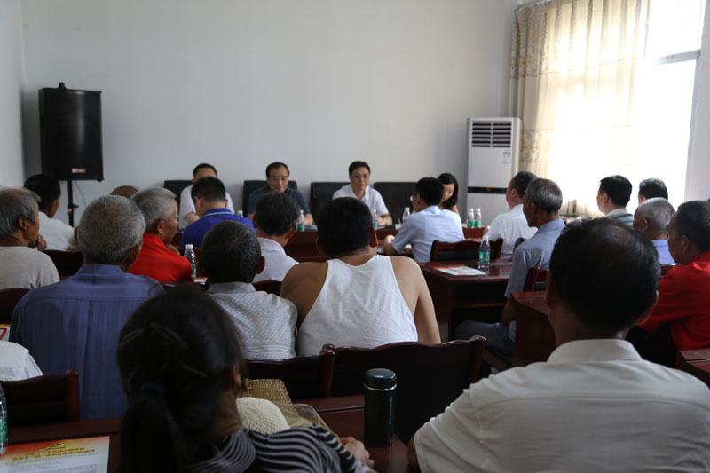 王正荣（主席台右3）在朱垭村宣讲中共四川省第十一次党代会精神.JPG