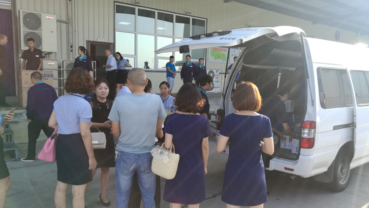 1农工党员马晓晖（左2）召开紧急会议组织人员物质.jpg