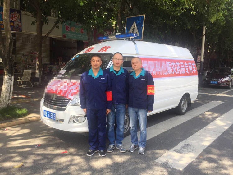 3农工党员曹波（中）带队前往.jpg