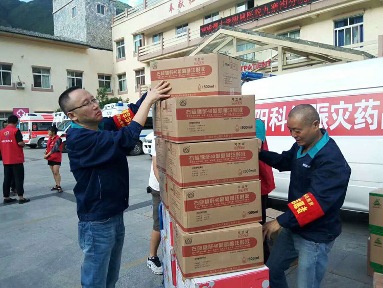 1农工党员曹波（左）正在交接物资.jpg