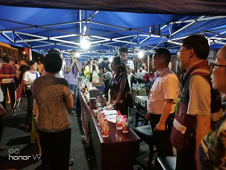 3凌晨了，仍然坚持在中转站工作的农工党员 陈宇（中）.jpg