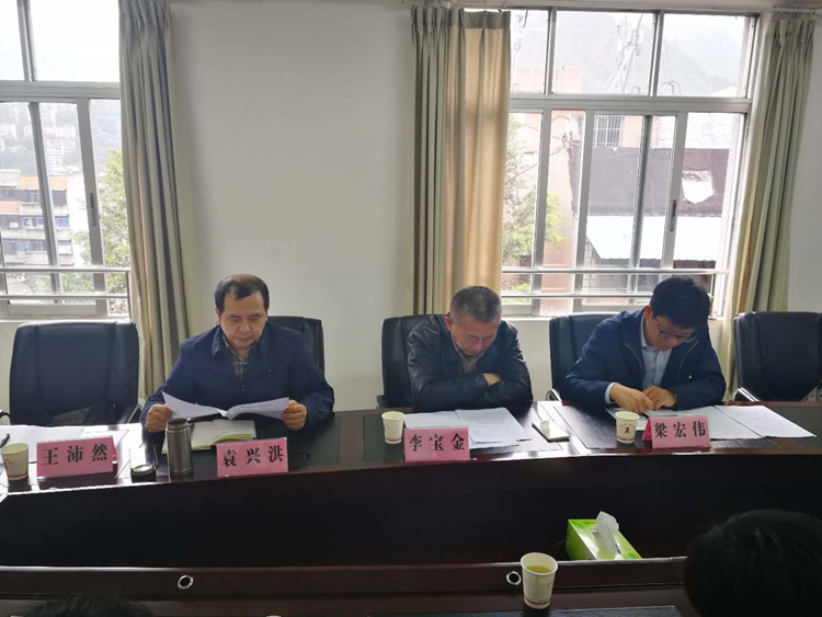 10月24日，中国初级卫生保健基金会莅临攀枝花并与我市卫计委召开座谈会。图为李宝金副秘书长（中）、梁宏伟副主任（右）、袁兴洪副主委（左）认真听取卫计委汇报我市基层卫生情况.jpg