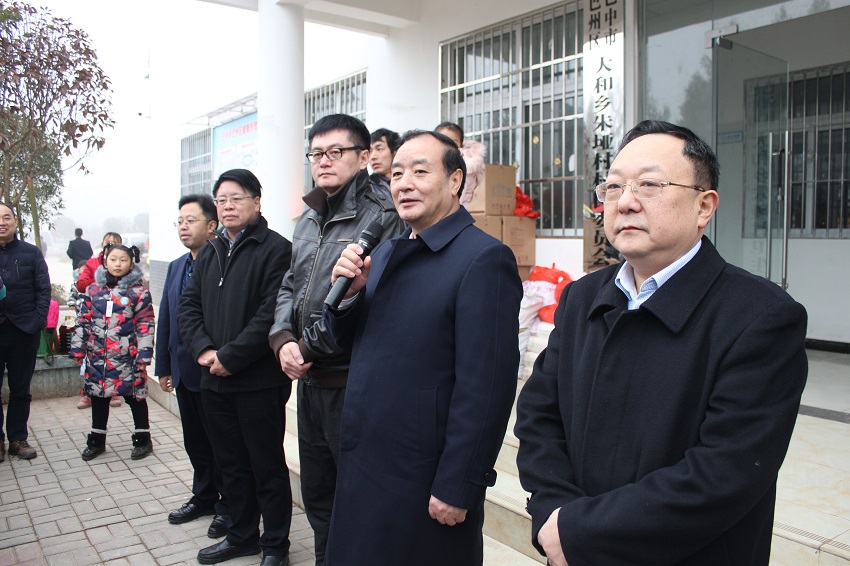 王正荣在捐赠仪式上为当地群众送上新春祝福.JPG