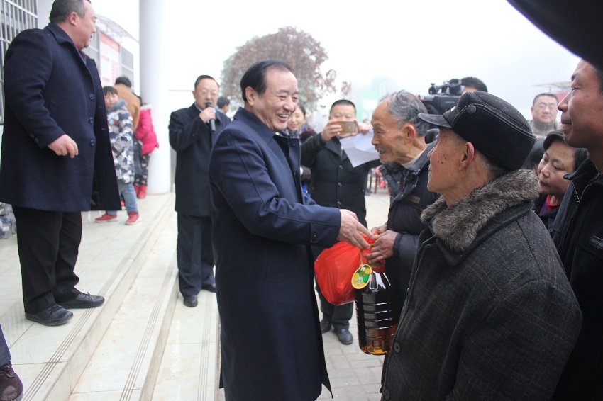 王正荣为56户贫困户代表送上慰问品.JPG