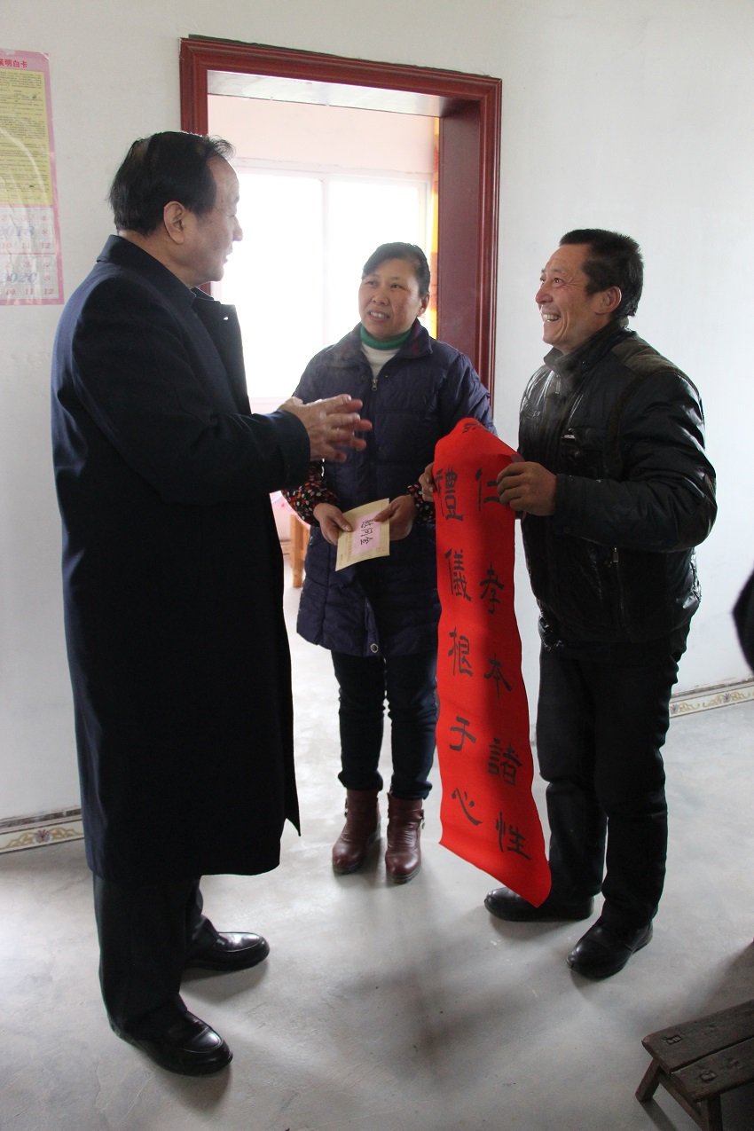 王正荣为结对帮扶户送上春联和慰问品.JPG