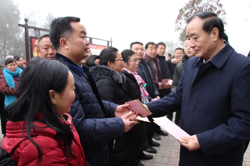 王正荣为驻村扶贫干部送上慰问信和慰问金.JPG