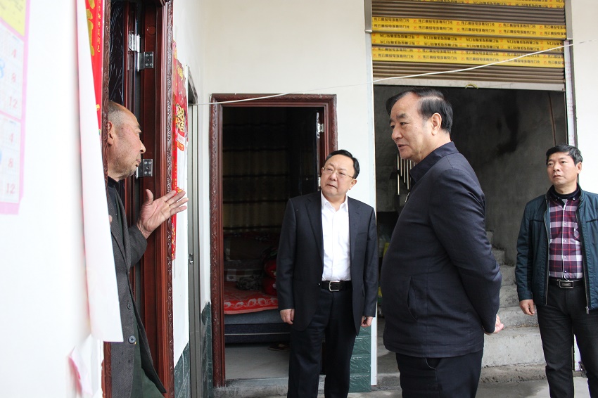 在贫困户罗仕举家中调研异地扶贫搬迁及村“一低五有”达标情况.jpg