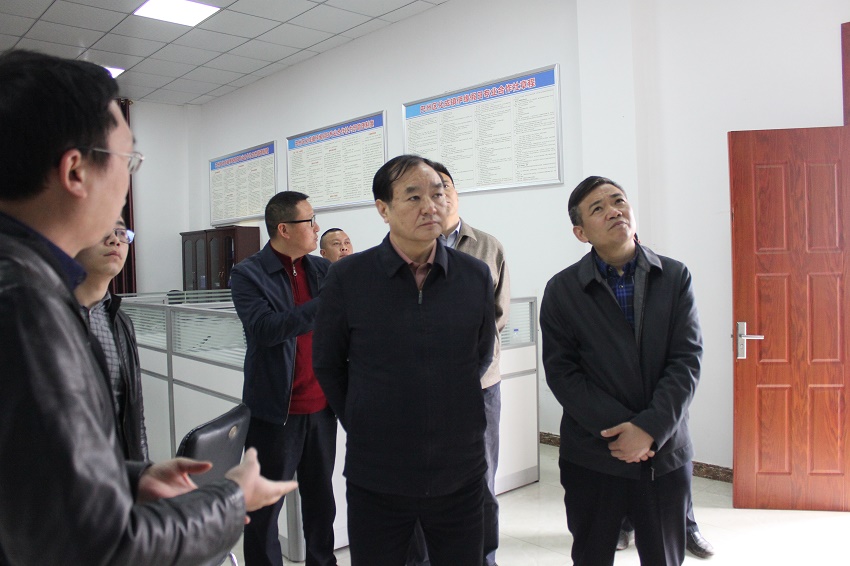调研异地搬迁及产业发展情况.jpg