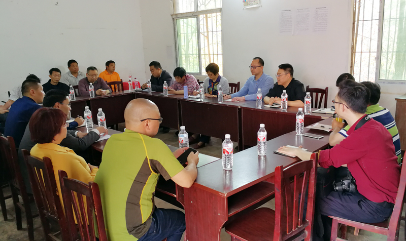 在和丰村委办公室召开座谈会.jpg