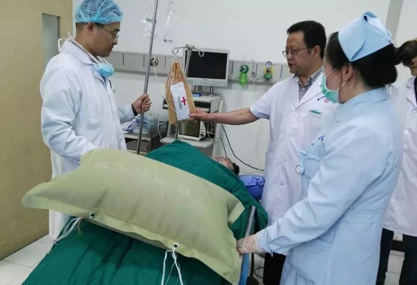廖晓波在抢救中.jpg