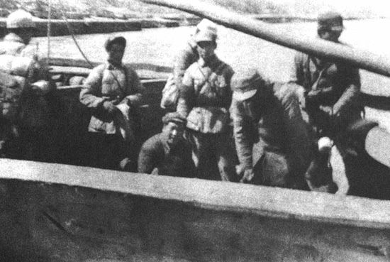 14    1948年3月23日，毛泽东在陕北吴堡县川口登船东渡黄河，前往晋察冀解放区.jpg