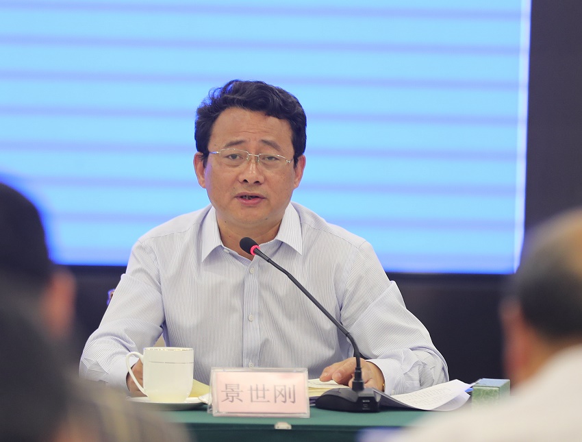 农工党四川省委副主委、省科技厅副厅长景世刚主持学习报告会.JPG