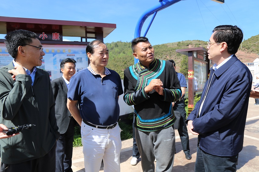 1 在昭觉县火普村，村第一书记向何维副主席（右1）、王正荣主委（右3）介绍情况（刘伦武摄）.jpg
