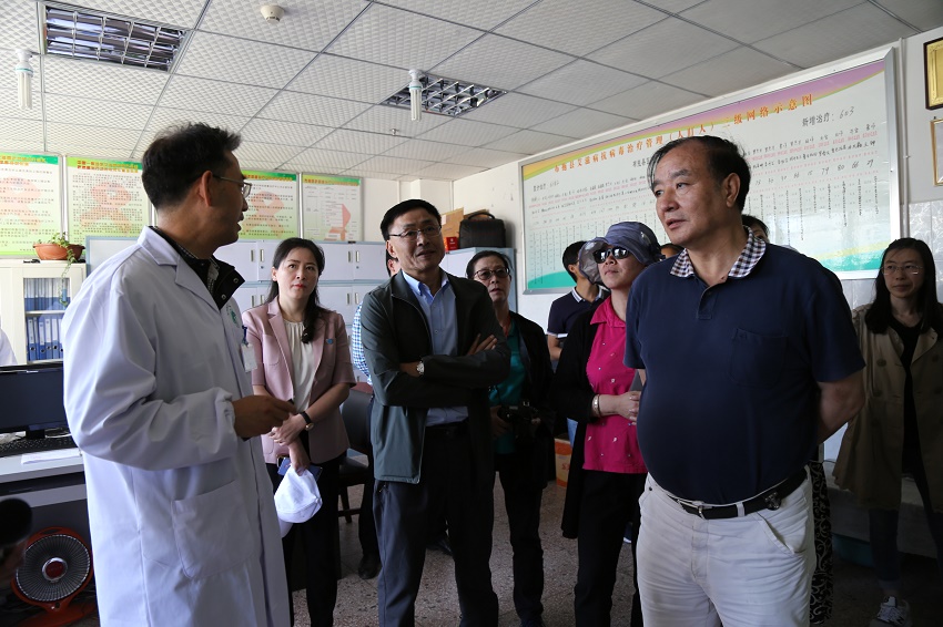 2 王正荣主委（右）在布拖县人民医院调研（刘伦武摄）.jpg