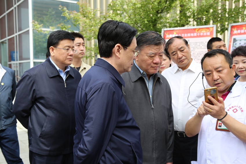 4 调研组在映秀镇中心卫生院调研（刘伦武摄）.jpg