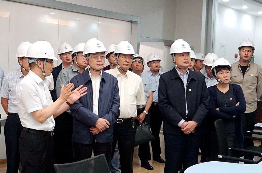 实地调研瀑布沟水电站项目.jpg