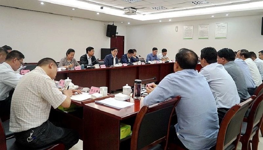 调研组在乌斯河营地召开座谈会.jpg