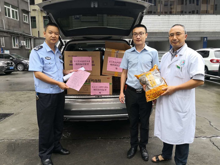 农工党绵阳市委中医药支部副主委、科伦药业公司总经理江国驷（中）向绵阳交警赠送医疗防疫物资.jpg