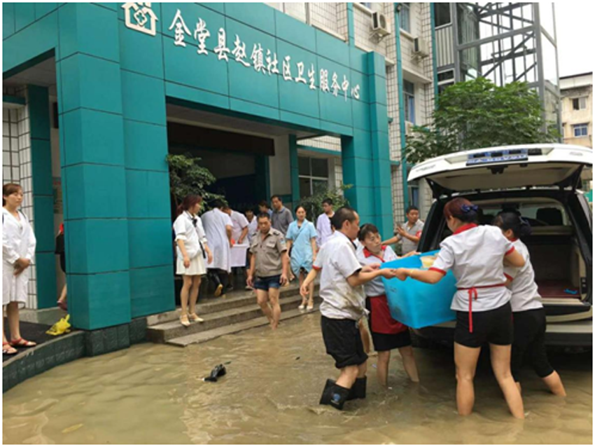 02 总支一支部负责人赵镇社区卫生服务中心副主任陈建指导医务人员紧急抢救物质.png