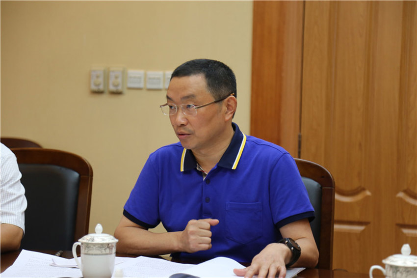 主委何延政汇报工作.jpg