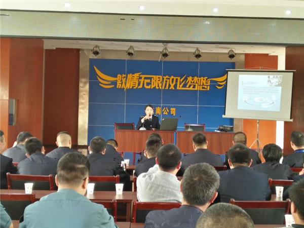 党员陈剑秋以《觉知当下的存在》为题进行心理疏导_副本 (1).jpg
