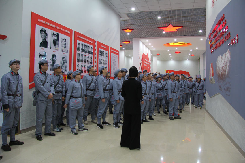学员参观.jpg