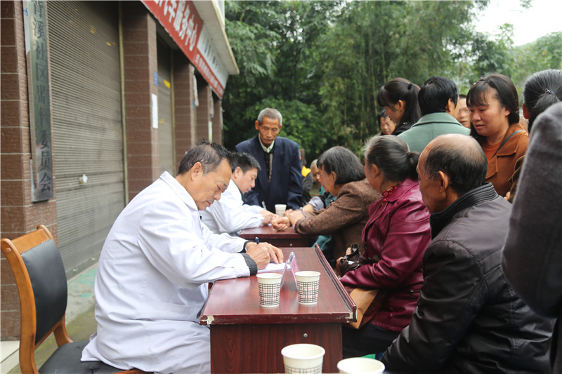 卫生支部退休党员李宣龙为群众诊疗 (1).jpg