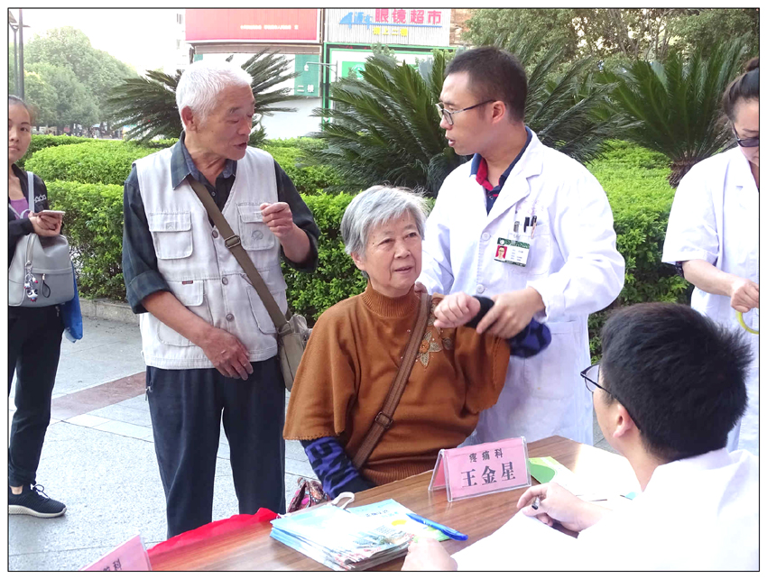10月20日义诊，农工党员王金星为群众诊治 850.jpg