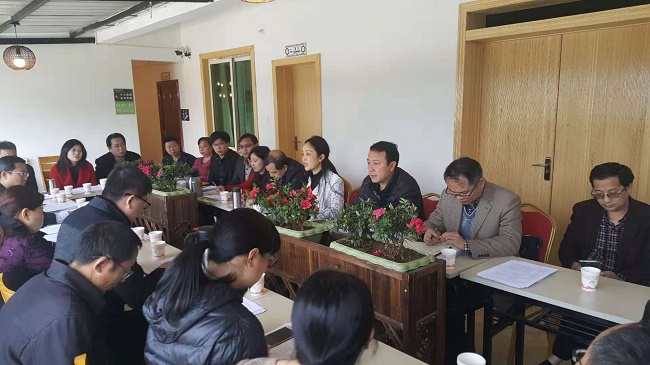 李明主委（前排右4）讲党课.jpg