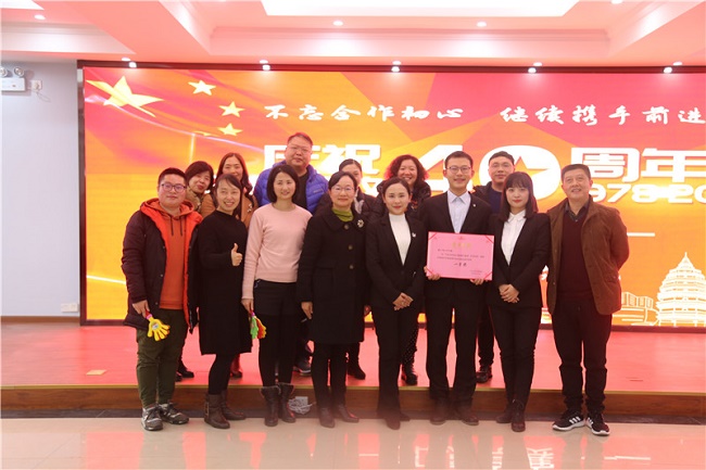 02 市委会啦啦队与参赛选手合影留念.jpg