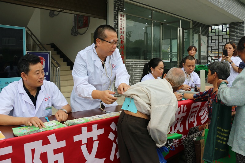 医学专家现场诊断.JPG