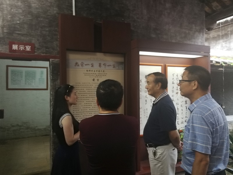 3 调研组瞻仰彭泽民故居.jpg