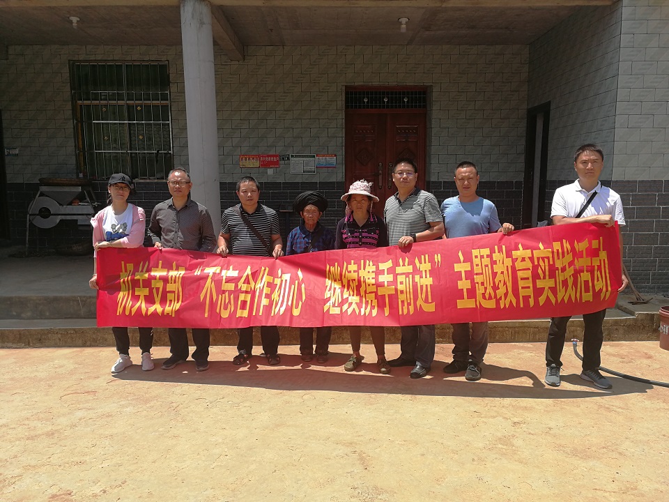 8月13日，农工党攀枝花市委下乡开展学习实际活动。图为与贫困户合影.jpg