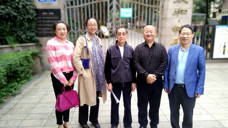 看望老党员_20190929144739_副本.jpg