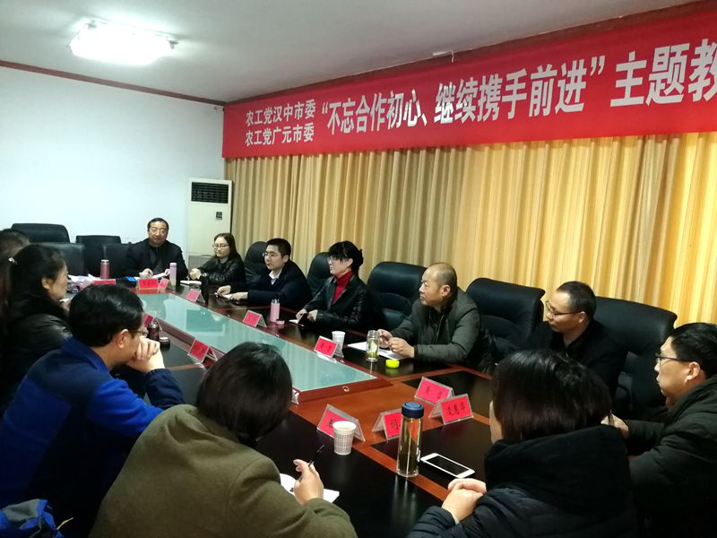 召开座谈会.jpg