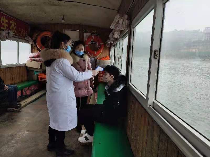 11：赖昭华（左二）在码头为乘客做体温检测.jpg