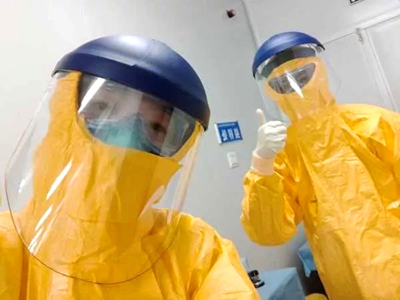身着防护服的沈来红（左）.jpg