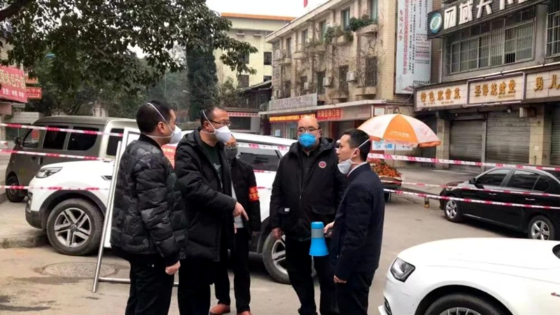 石胜勇（图右二）布置入户工作.jpg