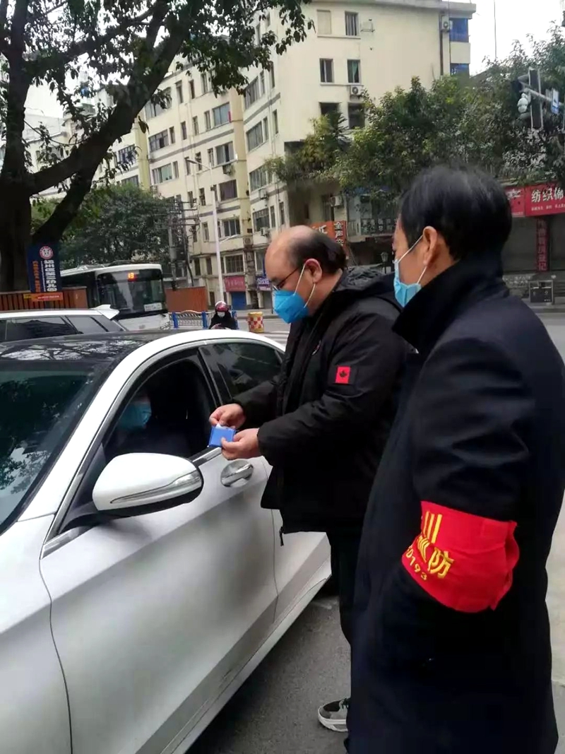 石胜勇（图左）检查小区进出车辆.jpg