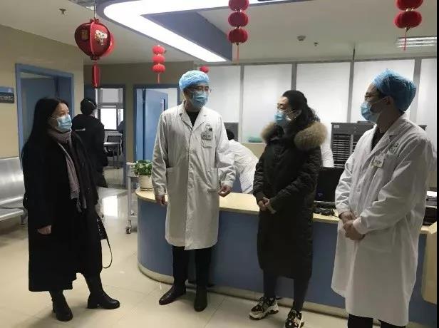 张霞（左一）、程萍（左三）慰问县医院一线工作的农工党员.jpg