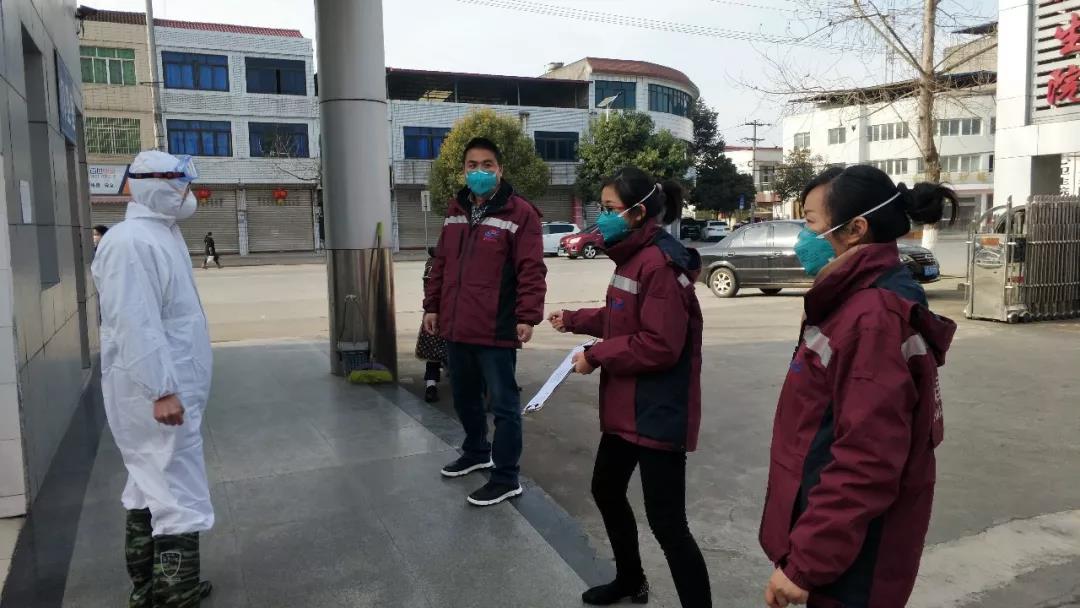 胡蓉（右一）查看乡镇卫生院预检分诊和发热门诊设置情况.jpg