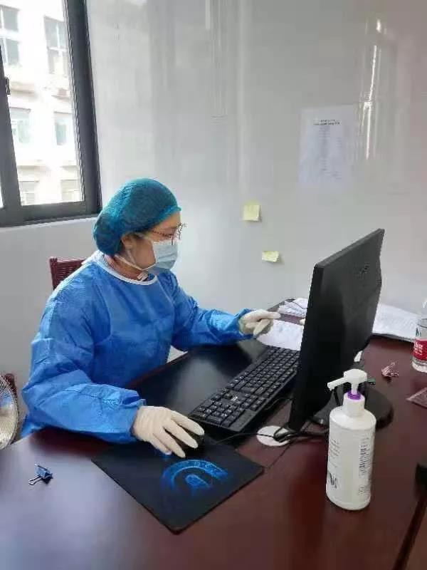 支部党员曾贤英对发热观病人进行中医会诊.jpg