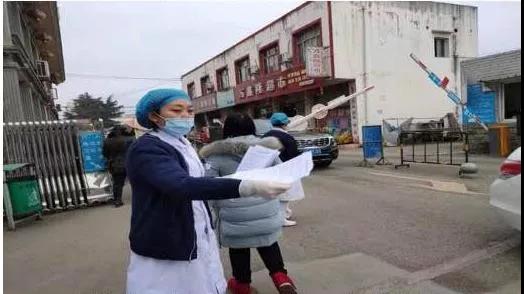 蒋艳为群众发放疫情防控宣传资料.jpg