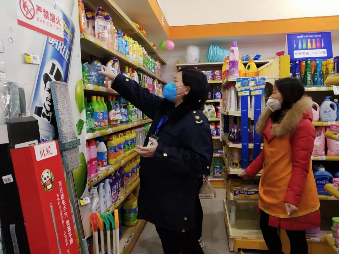 临产妈妈陈雪（左）正在商店检查.jpg