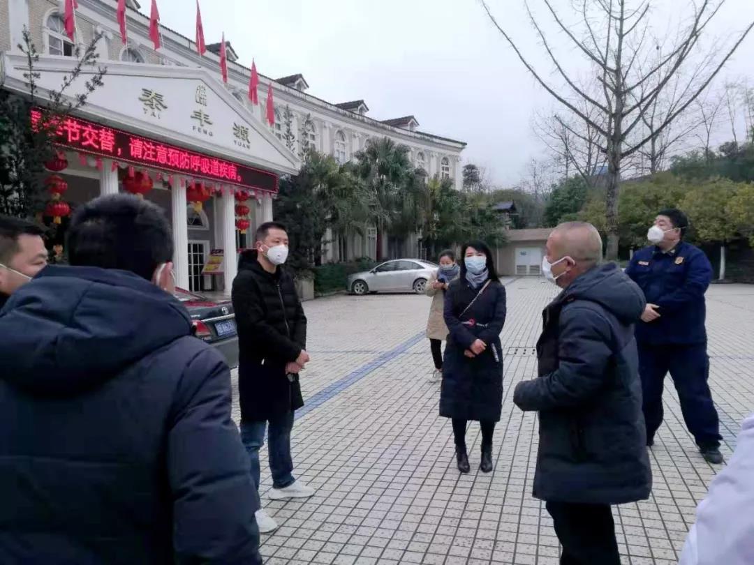 支部主委游晓菊(右三)到旅游企业巡查疫情防控工作.jpg