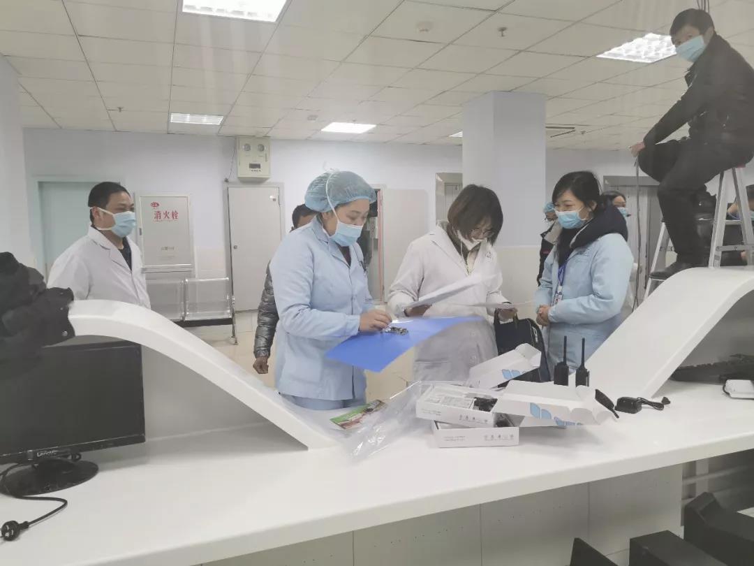 谢红英（左二）检查消毒隔离措施落实情况.jpg