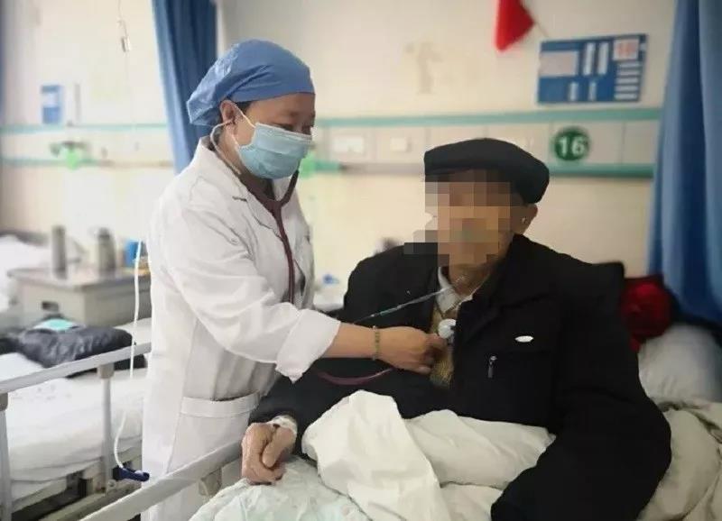 刘丽在为病人诊治.jpg