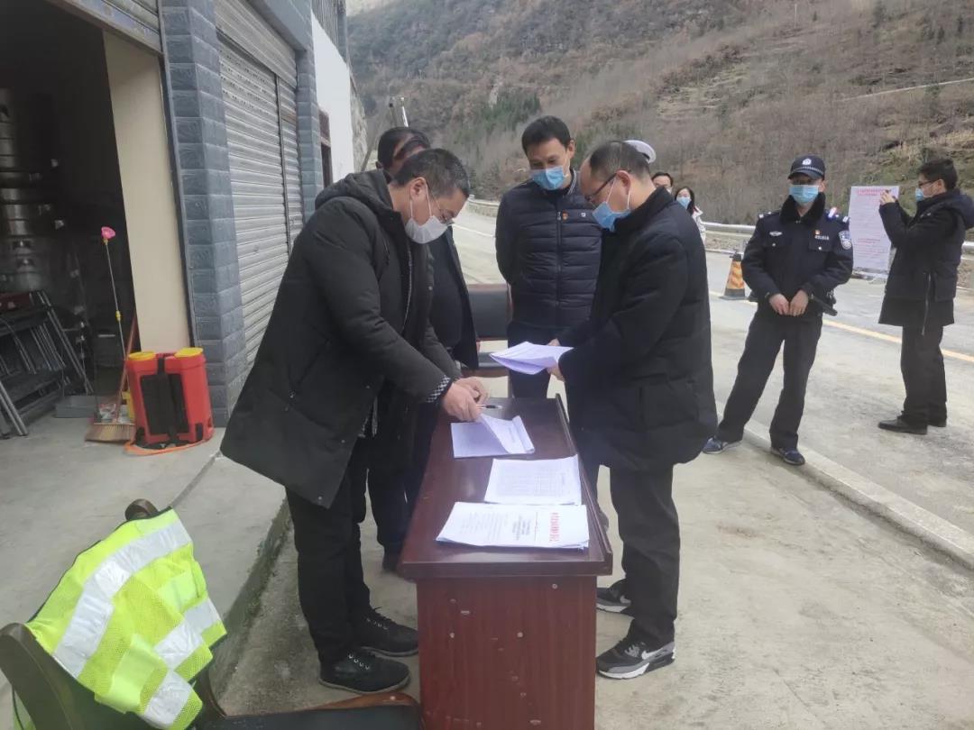 谢林川（前排右）检查卡点疫情防治情况.jpg