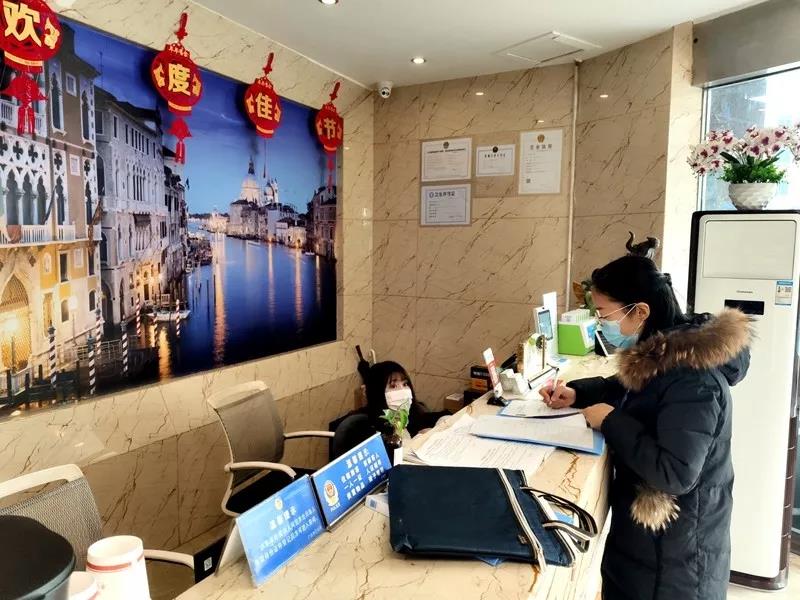 倪俊开展住宿业巡查和疫情宣传.jpg